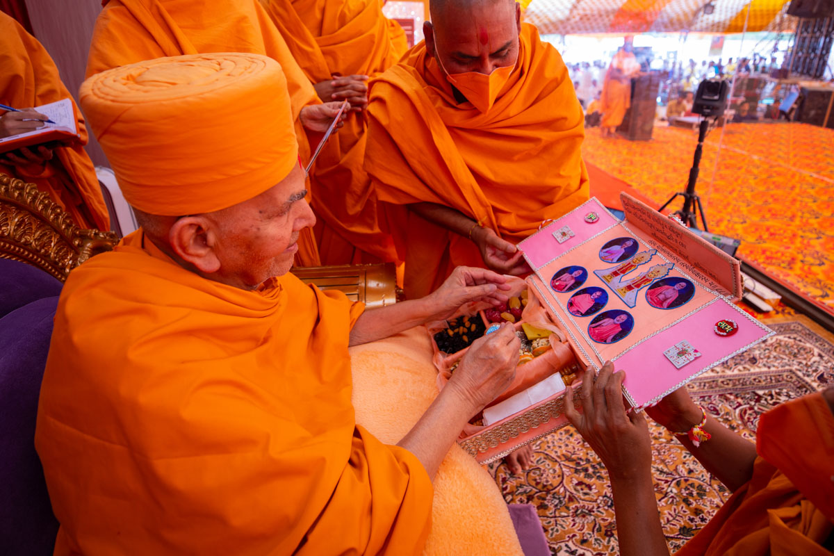 Swamishri sanctifies a card