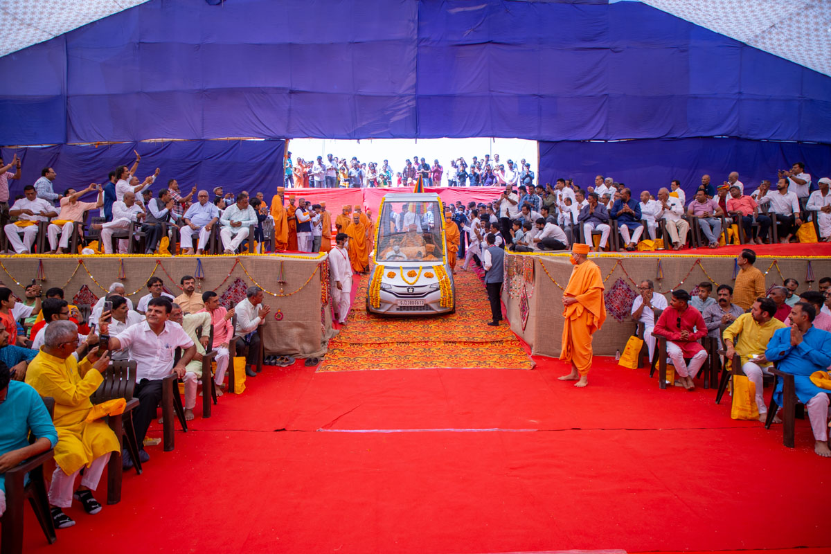 Swamishri arrives for the Shilanyas Ceremony