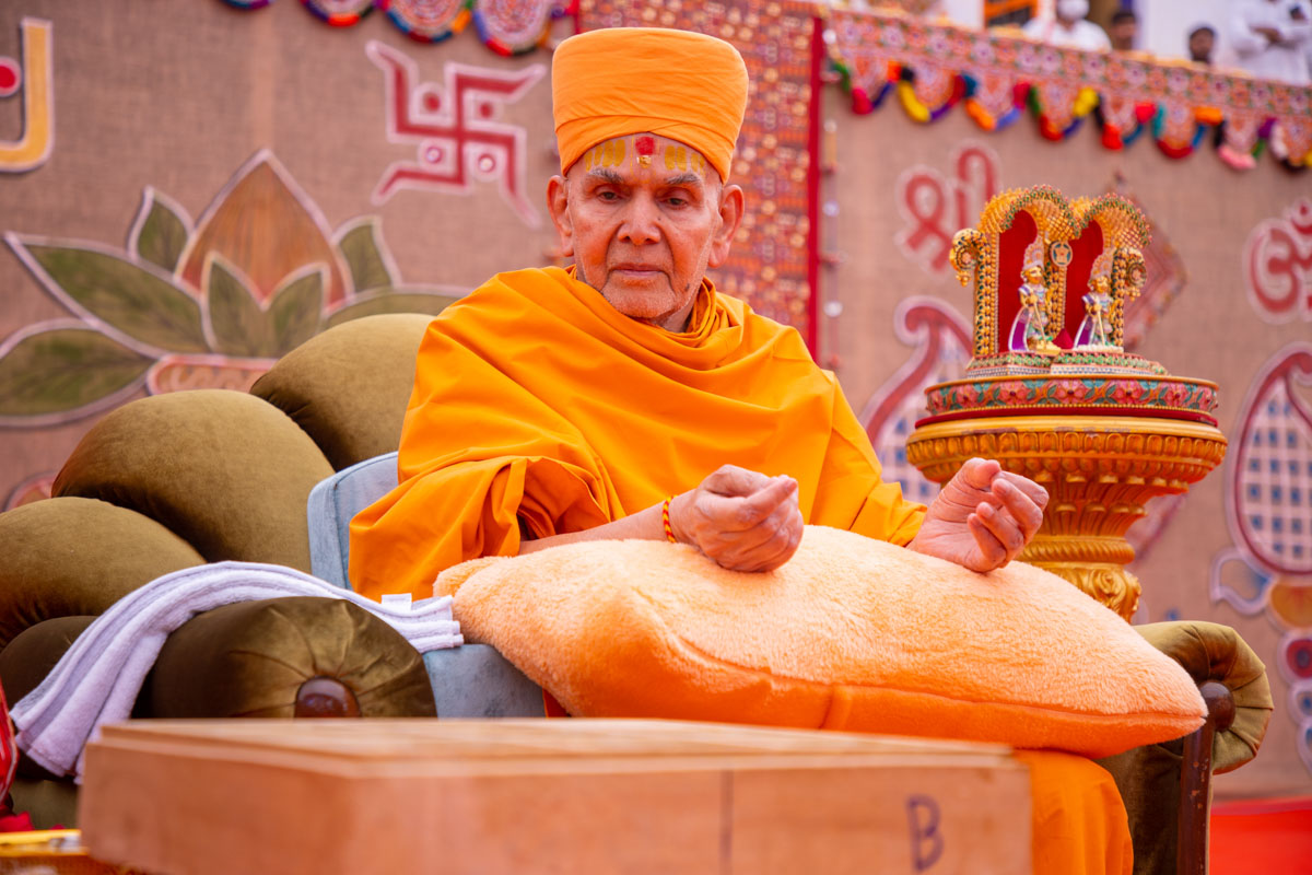 Swamishri performs the shilanyas rituals