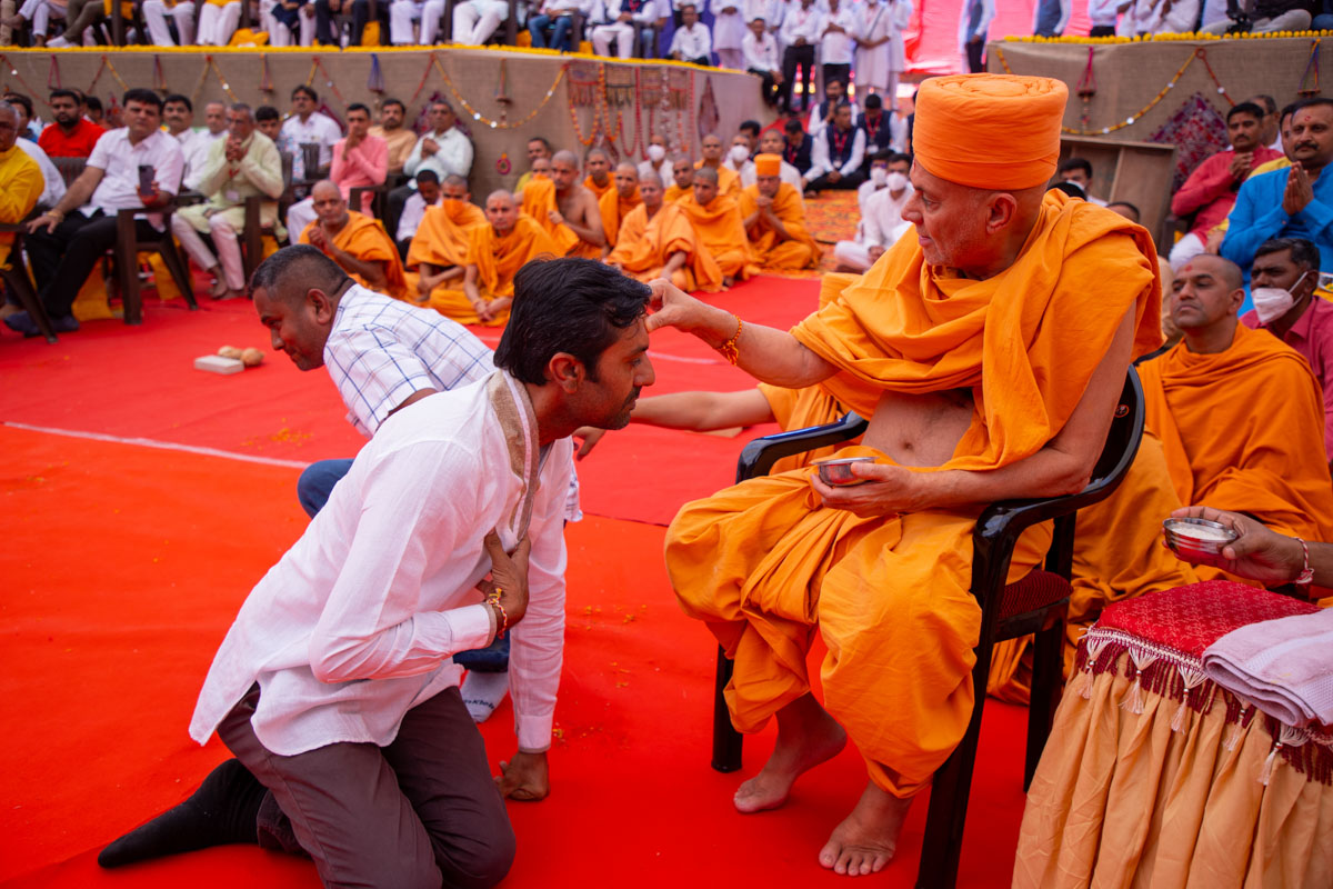 Pujya Viveksagar Swami applies a chandlo to a devotee