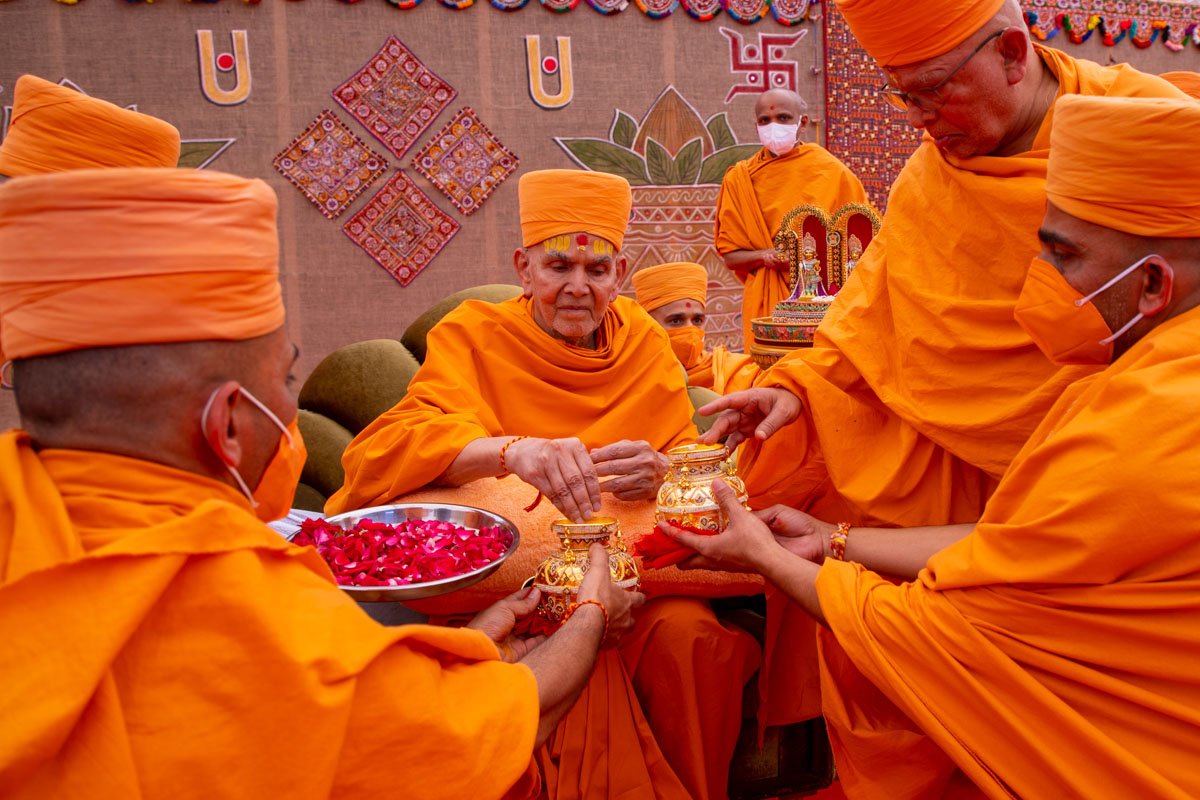 Swamishri sanctifies kalashes