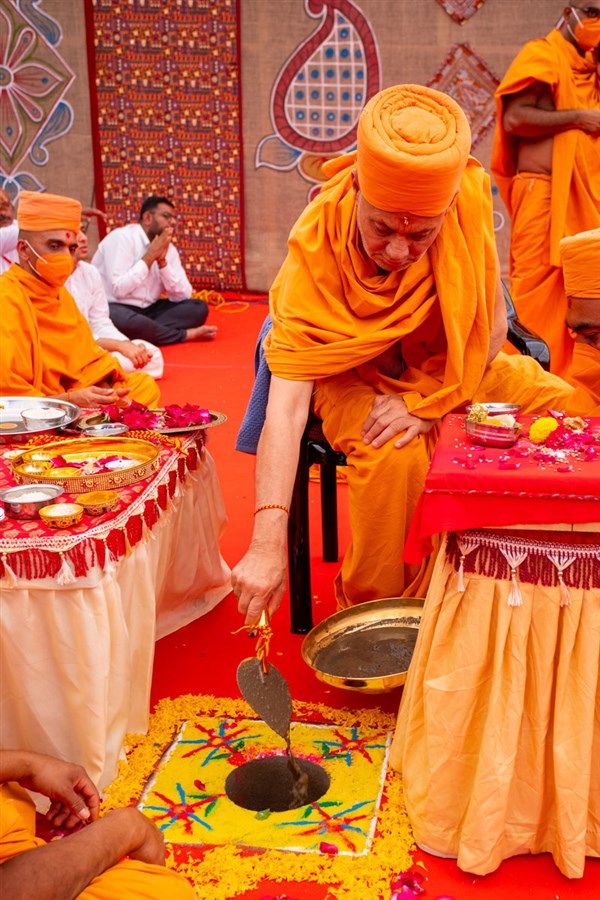 Pujya Viveksagar Swami pours cement into the foundation