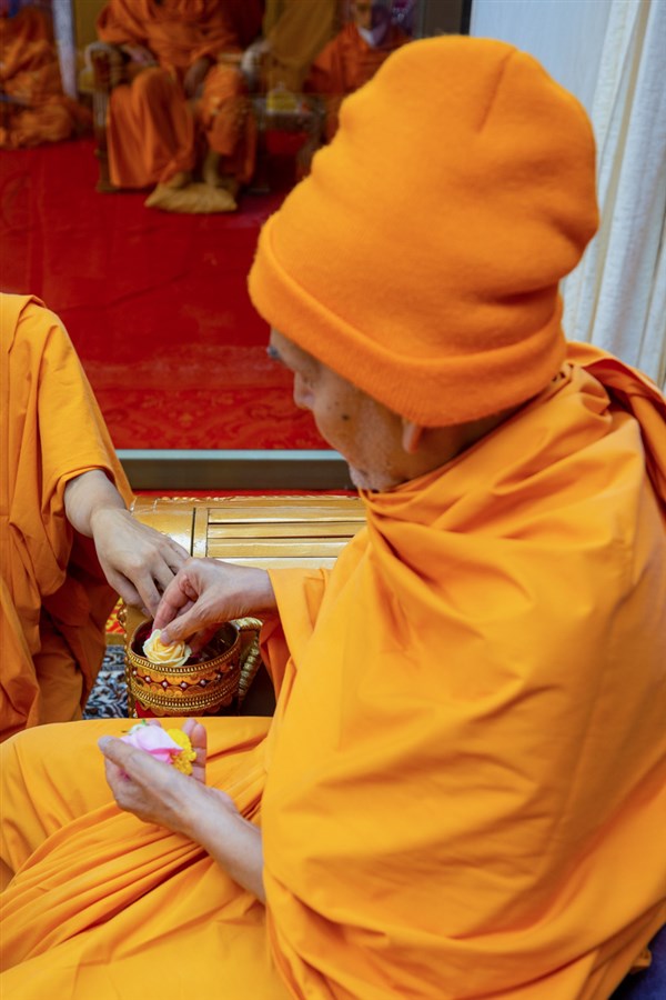 Swamishri performs his daily puja 