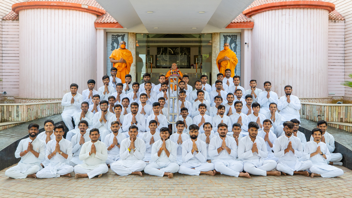 Students of Akshar-Purushottam Chhatralaya (APC), Vidyanagar, with Swamishri