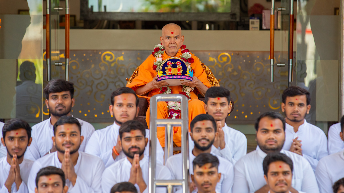 Students with Swamishri