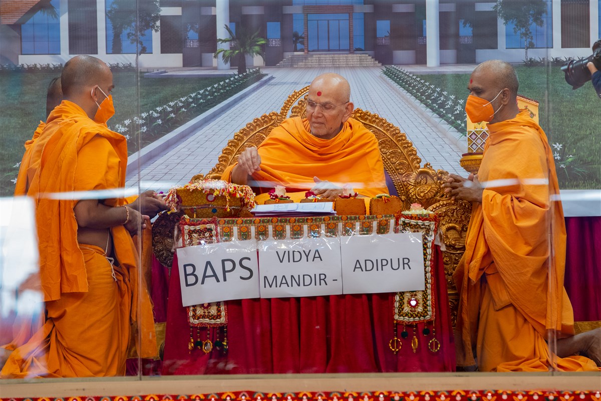 Swamishri sanctifies bricks to start construction of BAPS Swaminarayan Vidyamandir, Adipur, India