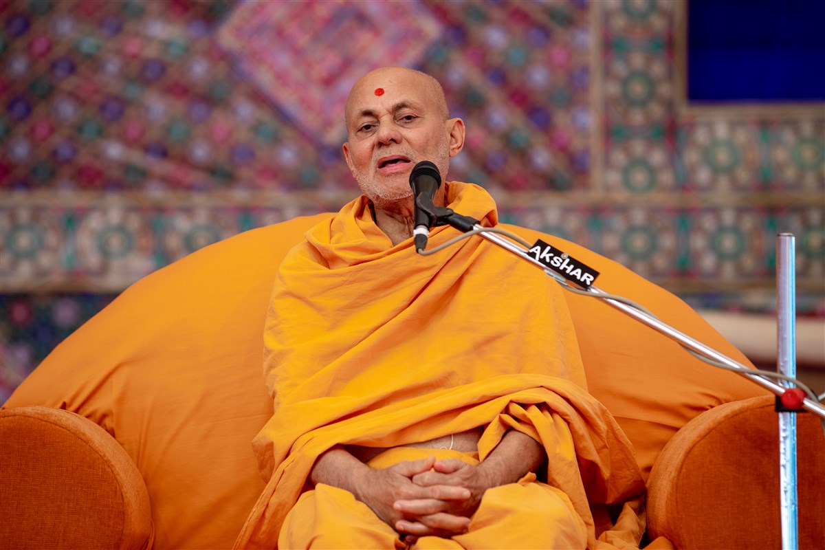 Pujya Viveksagar Swami addresses the evening 'Gramya Din' assembly