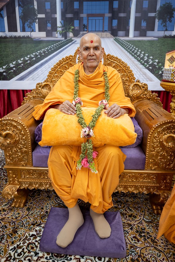 Swamishri honored with a garland 