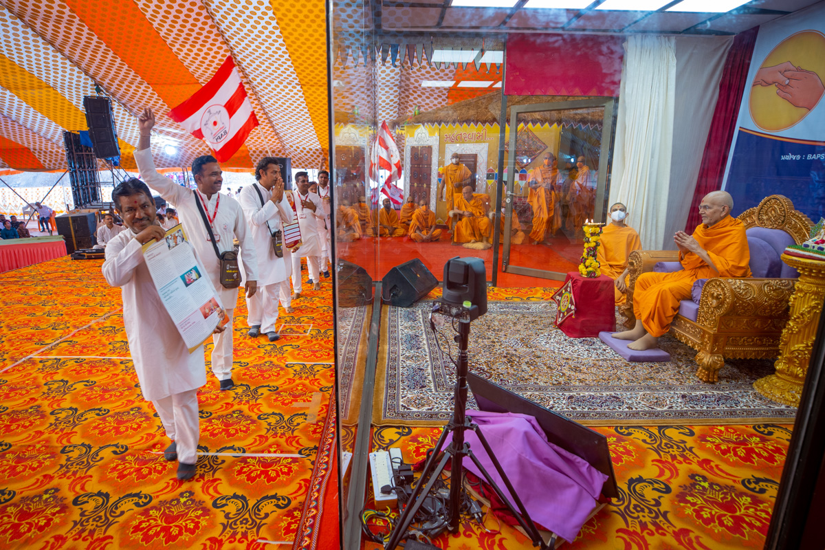 Karyakars doing darshan of Swamishri