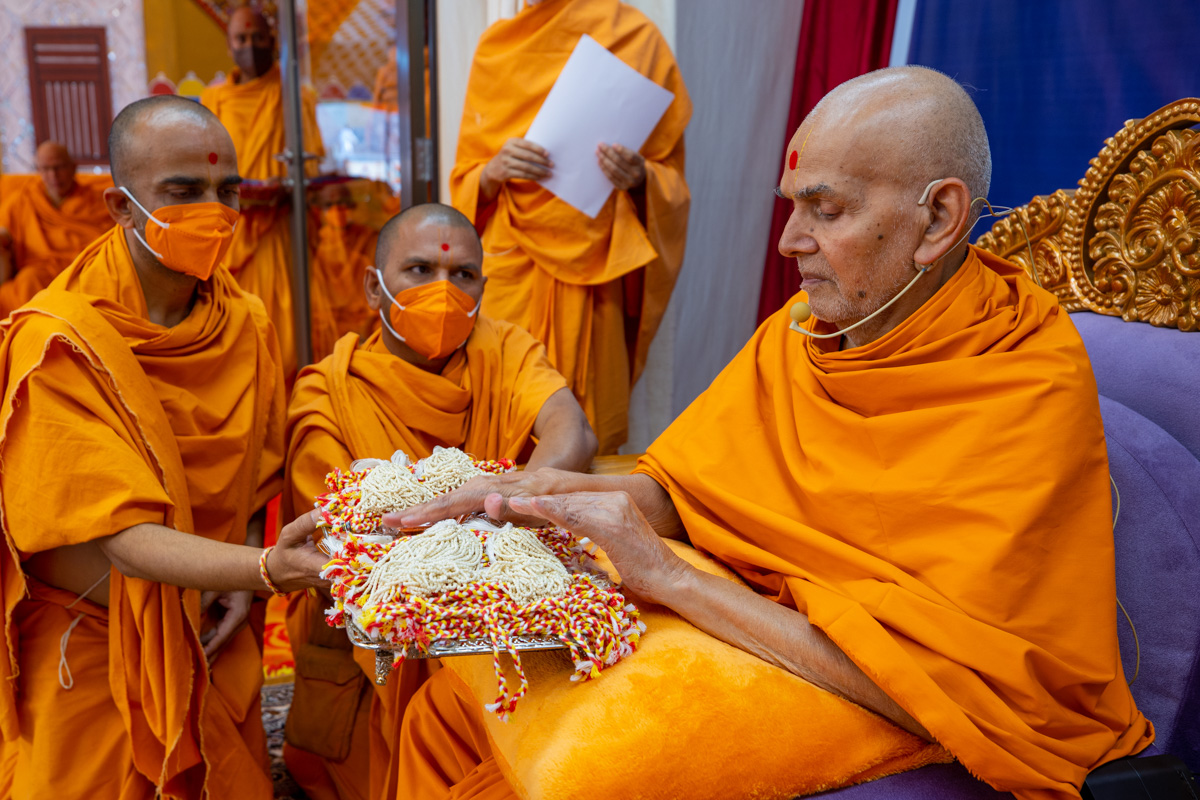 Swamishri sanctifies kanthis and nadachhadis