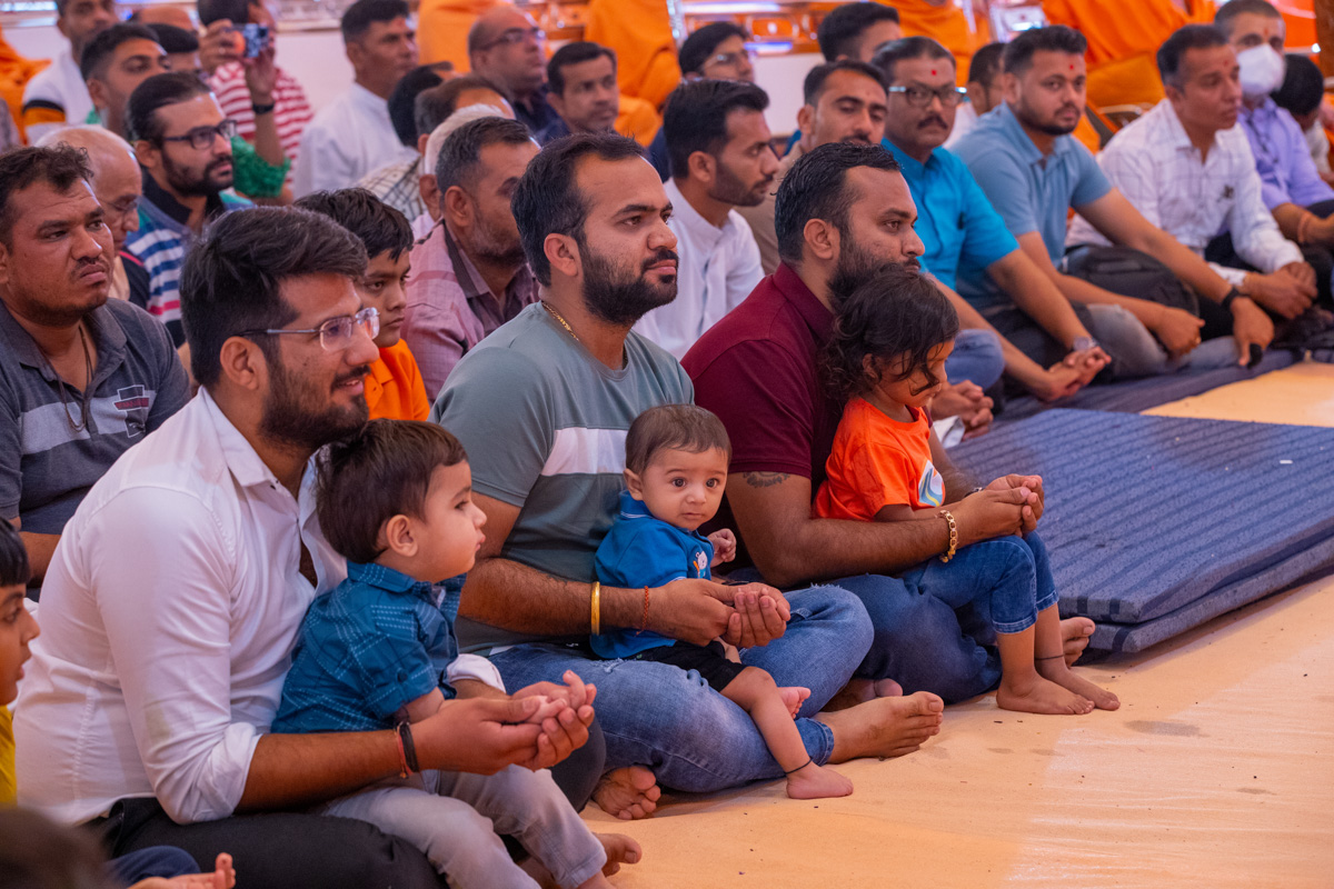 Children and devotees receive vartman from Swamishri