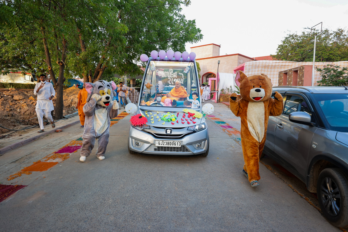 Swamishri on his way to the Bal Din assembly