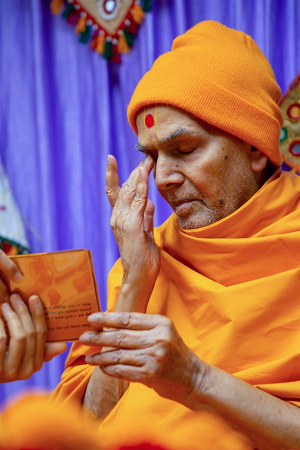 Swamishri engrossed in darshan of Shri Akshar-Purushottam Maharaj