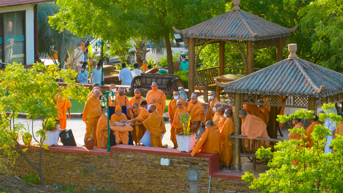 Swamishri observes the mandir plans