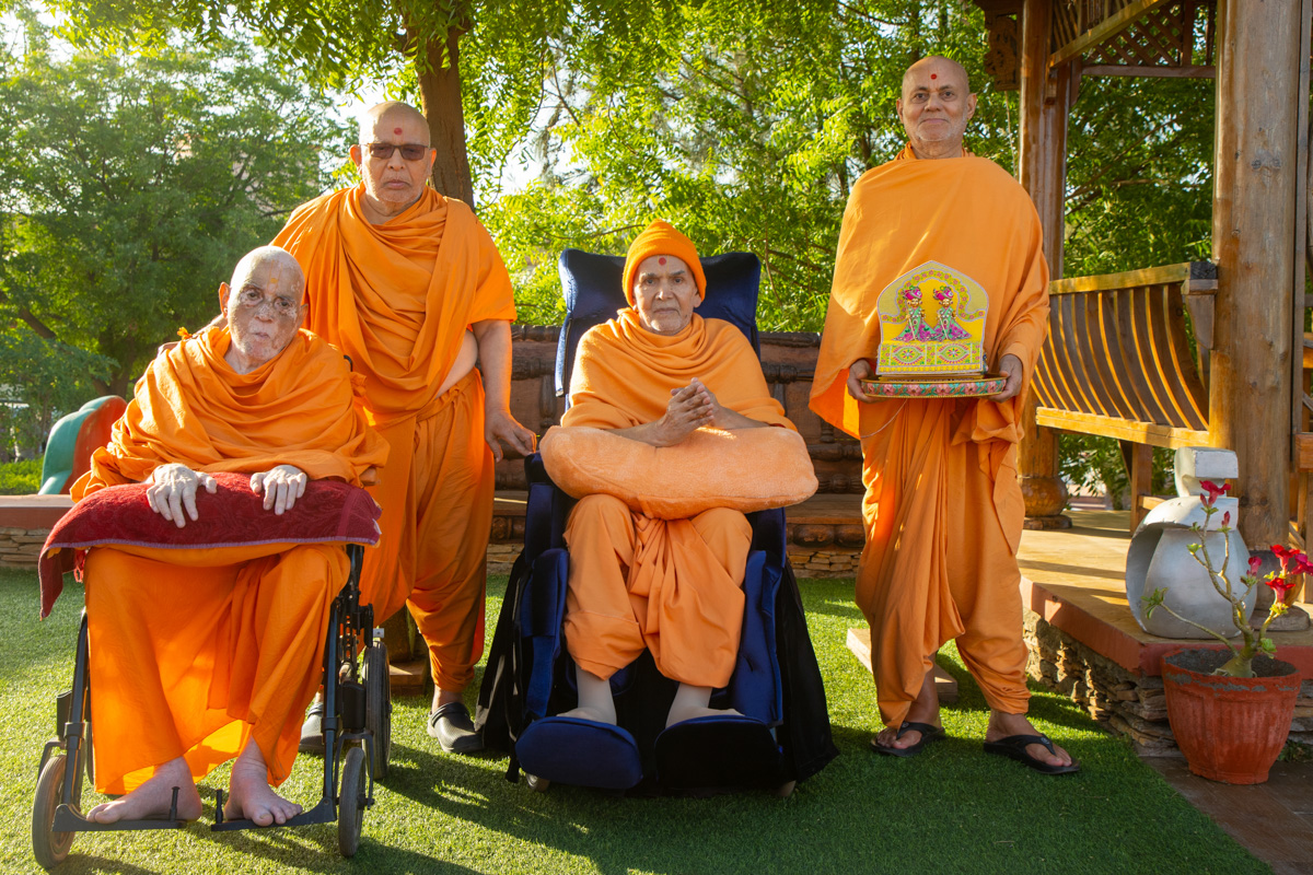 Pujya Viveksagar Swami, Pujya Ghanshyamcharan Swami and Devcharan Swami with Swamishri