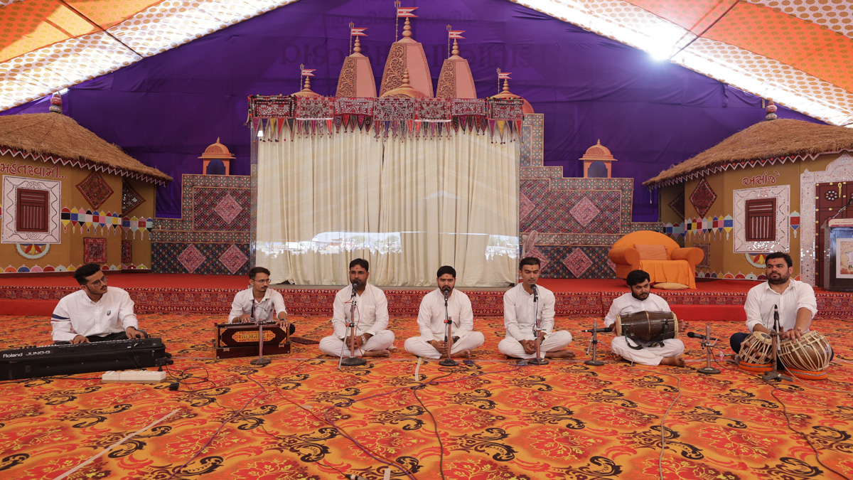 Youths sing a kirtan in the evening Yuva Din assembly