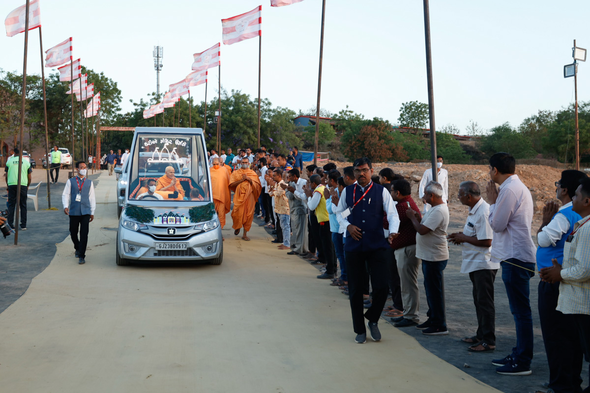 Swamishri on his way to the assembly hall