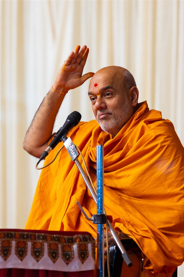 Gnanvatsal Swami addresses the morning assembly