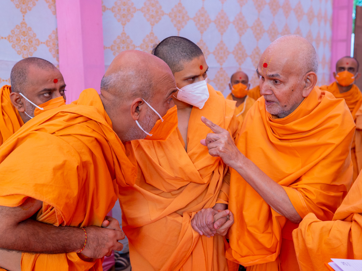 Swamishri in conversation with Gnanvatsal Swami