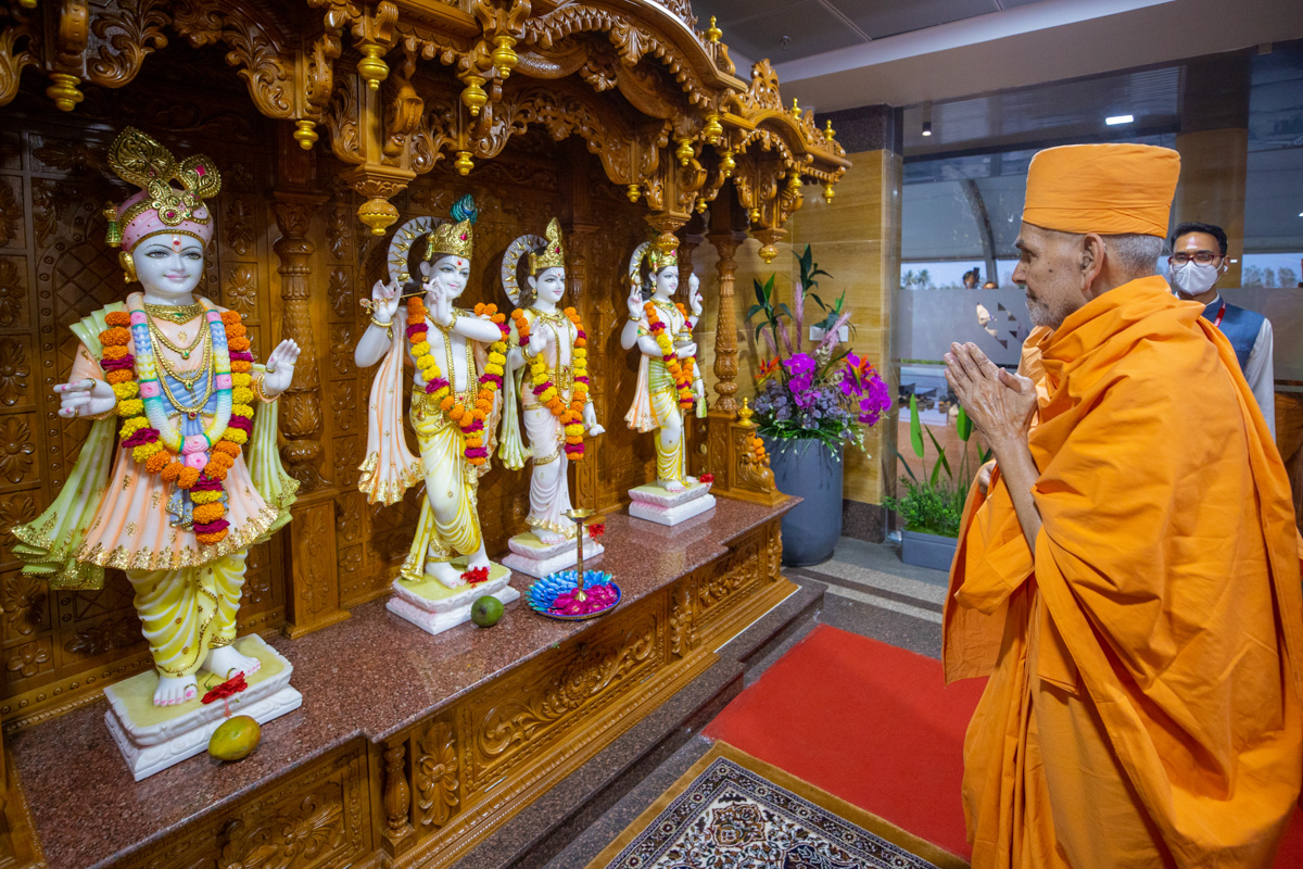 Swamishri doing darshan of Thakorji