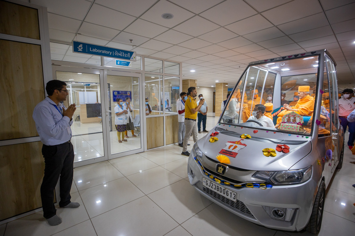 Swamishri visits the hospital campus