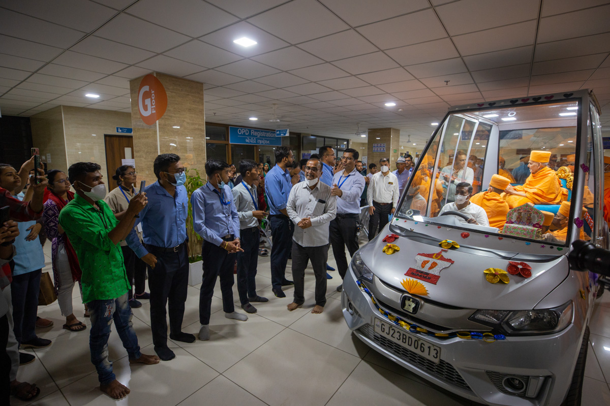 Swamishri visits the hospital campus
