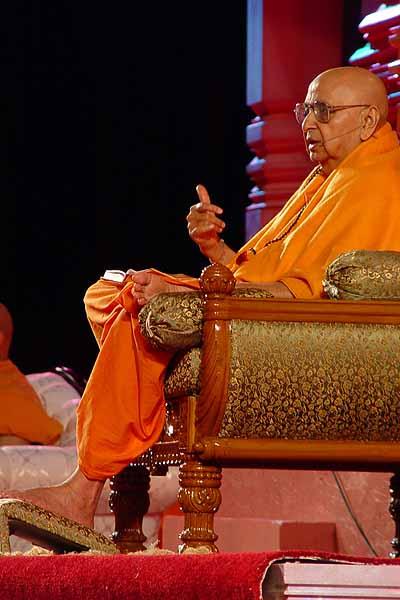 Swamishri doing the "Swamini Vato" nirupan 