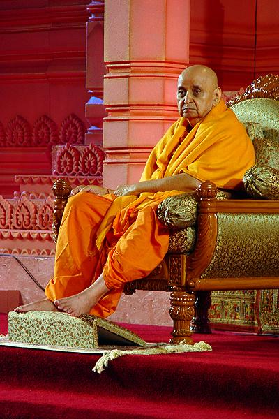 Swamishri at the evening assembly 