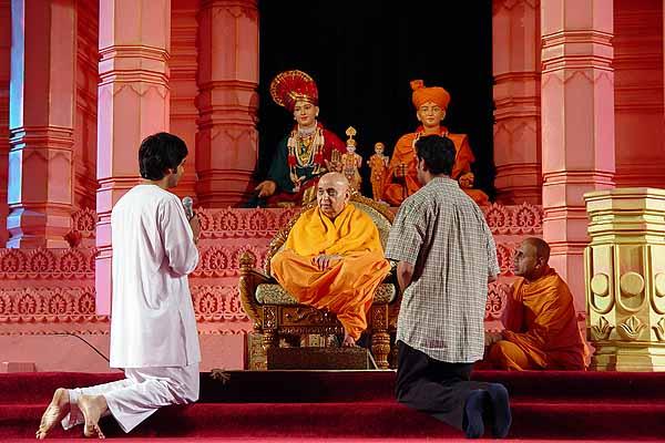 A yuvak poses a question to Swamishri 
