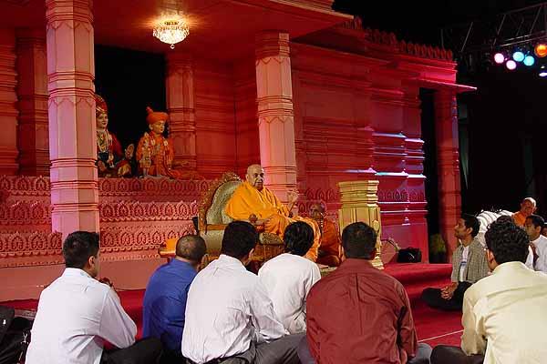 Yuvaks listen to Swamishri's blessings 