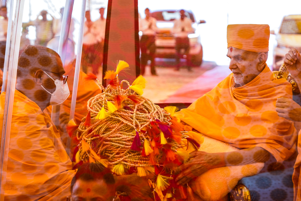 Swamishri sanctifies malas before departing from Bhuj