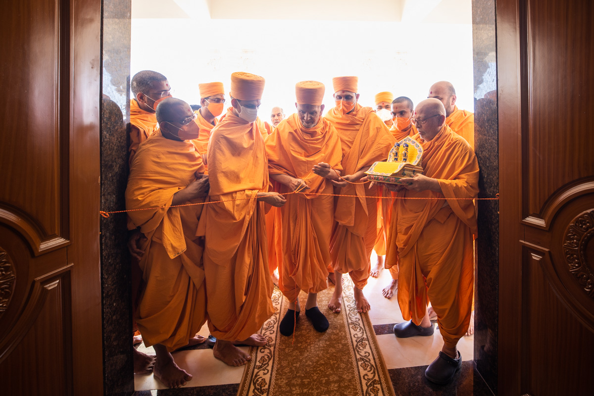 Swamishri unties a nadachhadi to inaugurate the new sant ashram