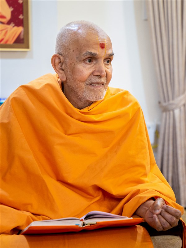 Swamishri in conversation in the evening