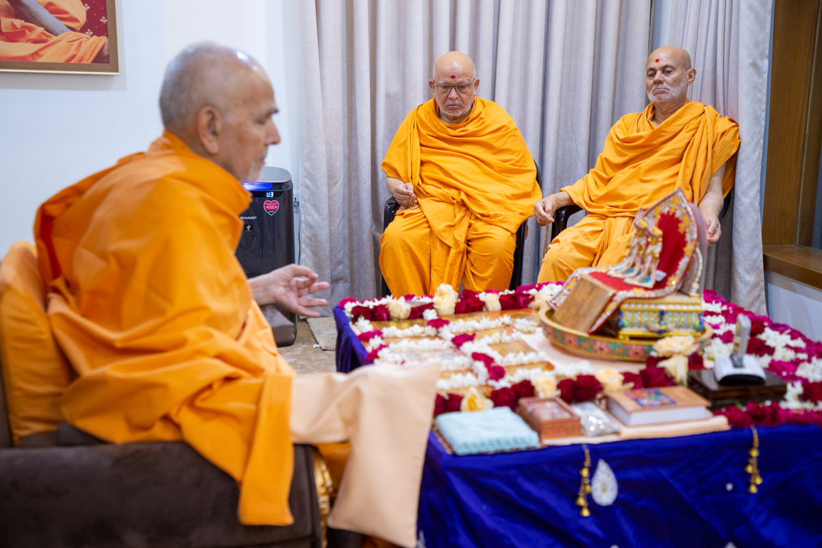 Pujya Viveksagar Swami and Pujya Ghanshyamcharan Swami doing Swamishri's puja darshan