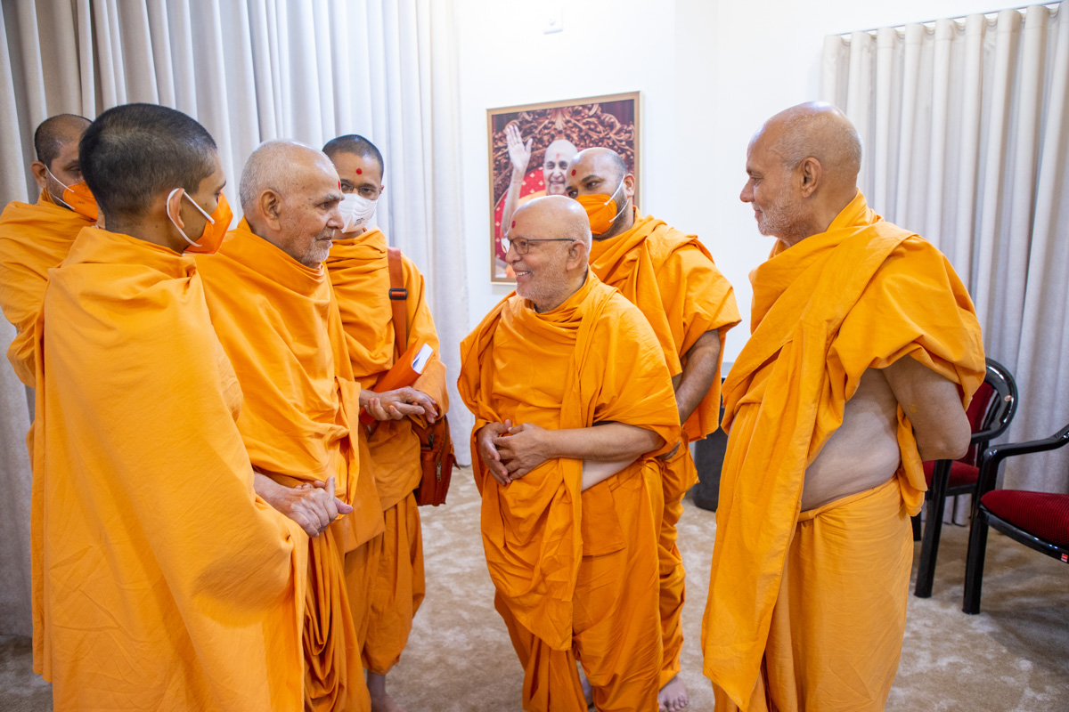 Pujya Ghanshyamcharan Swami in conversation with Swamishri