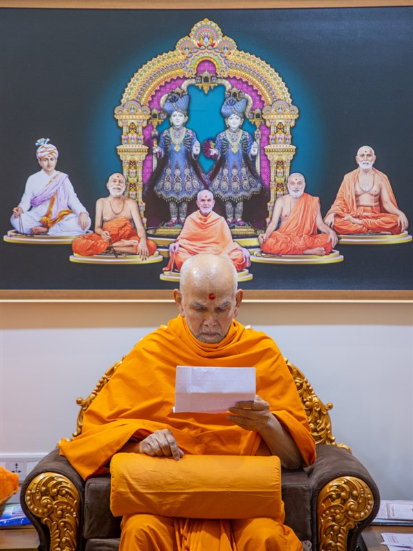 Swamishri reads letters from devotees in the evening