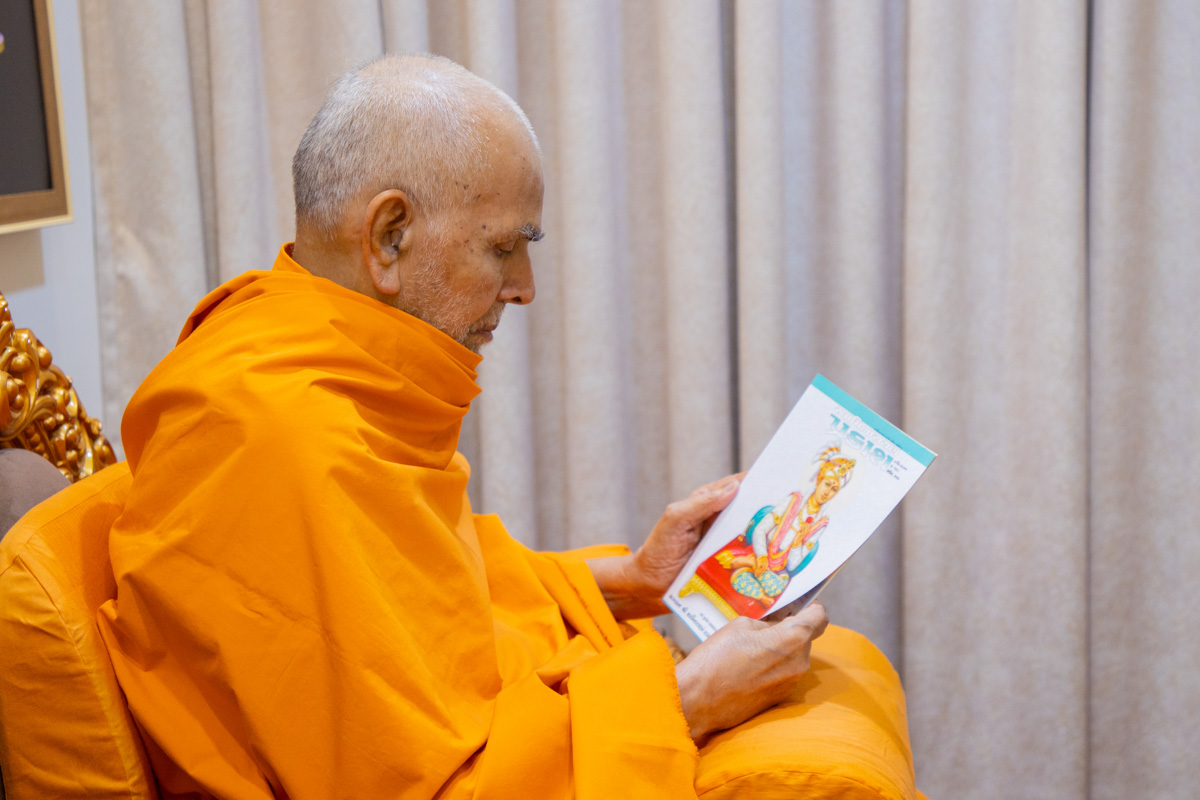 Swamishri reads the latest Gujarati issue of 'Swaminarayan Prakash'