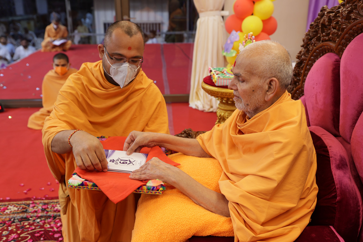 Swamishri launches the 'Target 61' project for children to memorize 61 Satsang Diksha shloks