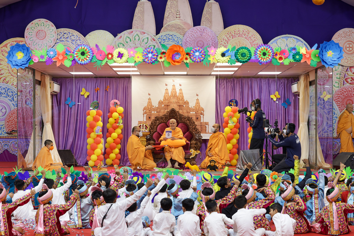 Swamishri launches the 'Target 61' project