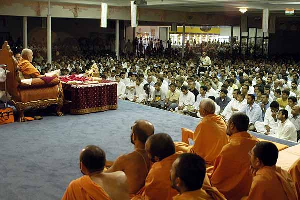 Saints and devotees engaged in Swamishri's darshan 
