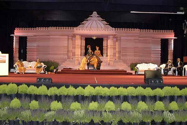 Swamishri with the Akshardham backdrop 