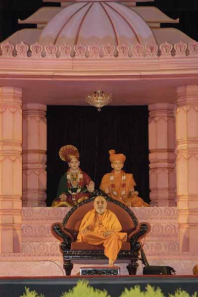 Swamishri with the Akshardham backdrop 