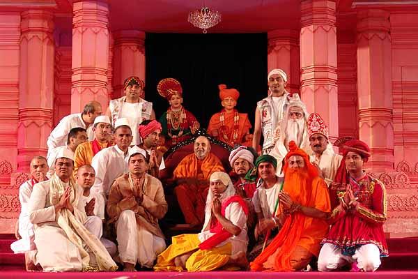 Swamishri with drama participants 
