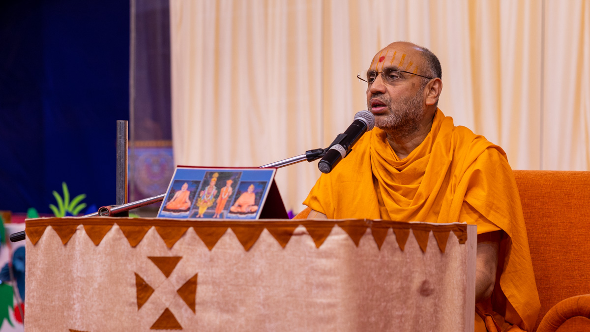 Narayancharan Swami addresses the morning satsang assembly