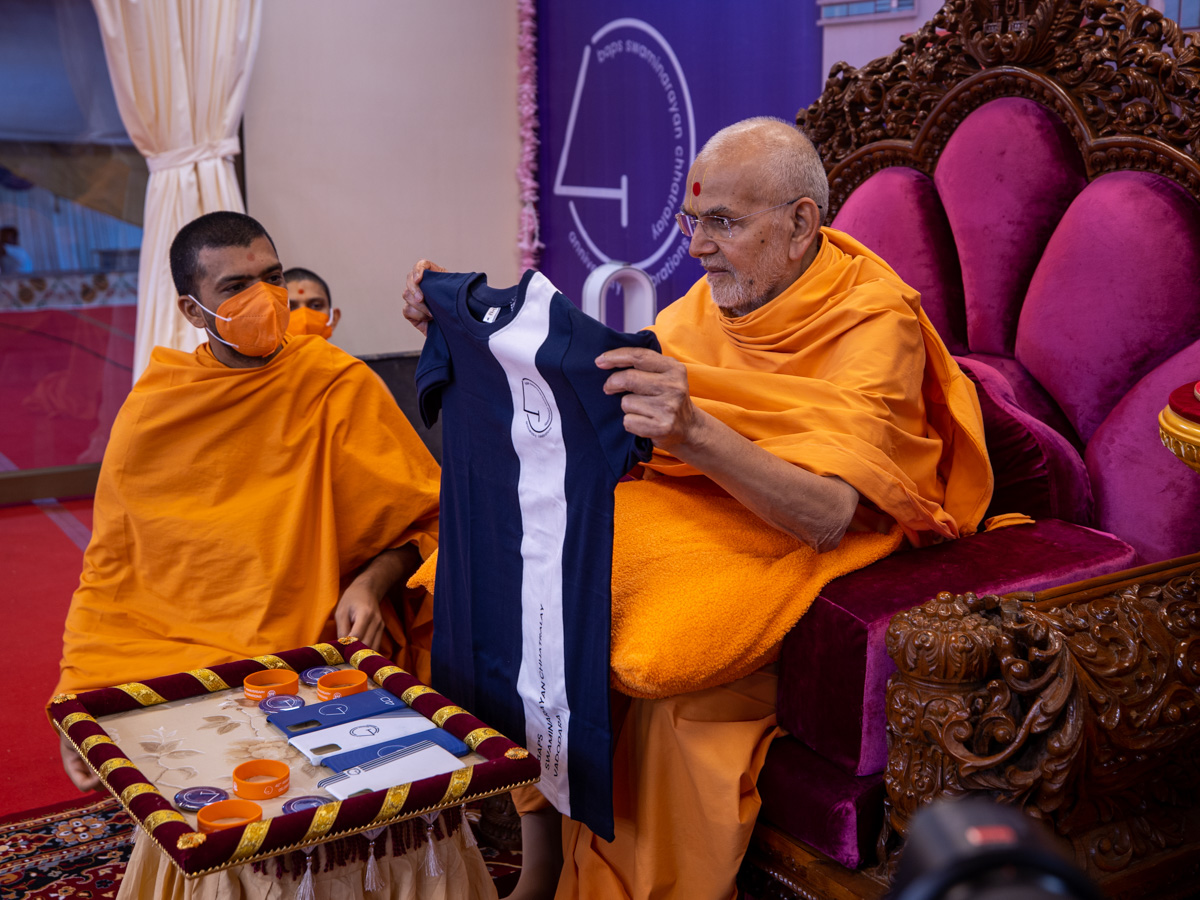 Swamishri sanctifies a t-shirt