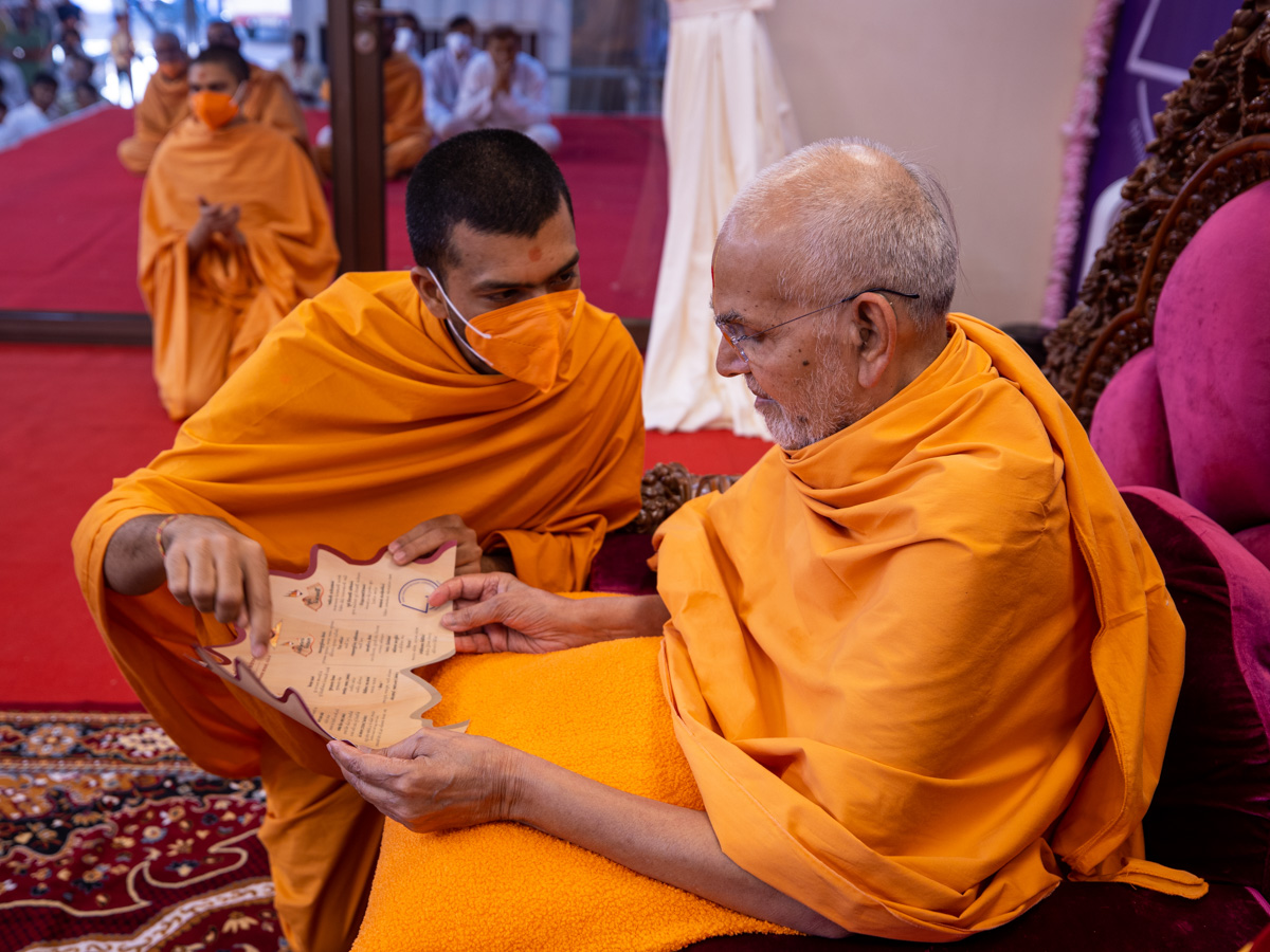 Swamishri  observes a card