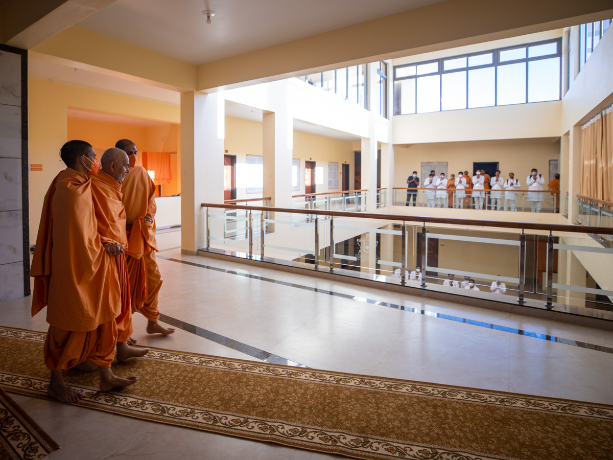 Swamishri arrives in the sant ashram