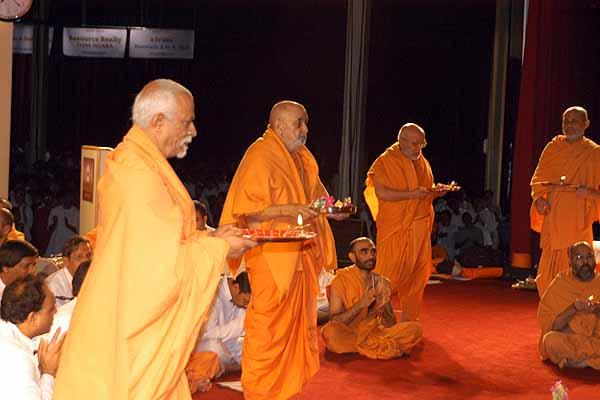 Swamishri and senior saints perform arti 