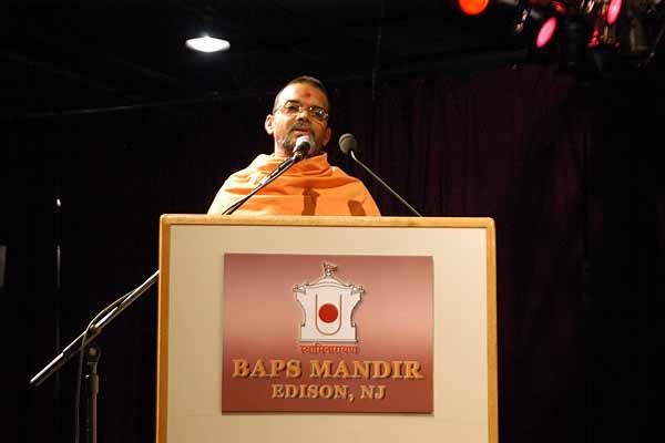 Pujya Narayanmuni Swami explains the meaning and relevance of each kirtan prior to its start 