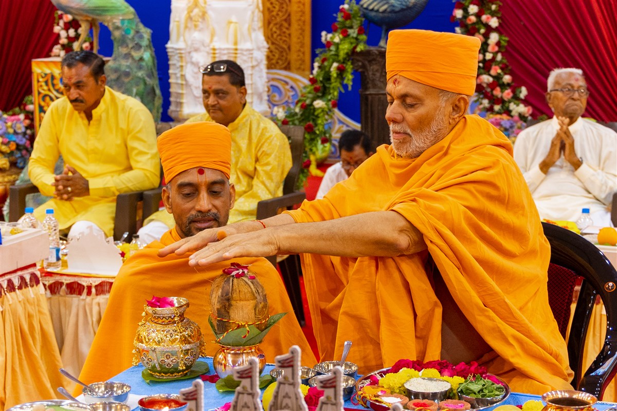 Pujya Viveksagar Swami performs the shilanyas mahapuja rituals